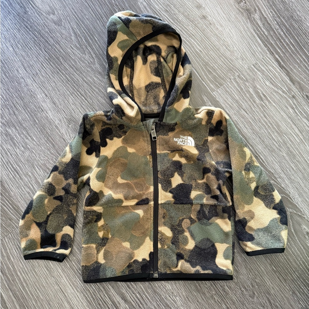 The North Face baby fleece full zip jacket/hoodie
Size 12-18 months. Camo